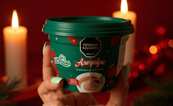 Edición especial navideña de packaging creativo para bebidas