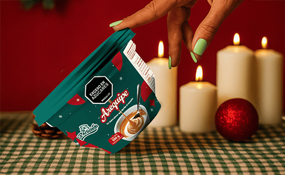 Empaques navideños con elementos gráficos festivos para destacar en góndolas